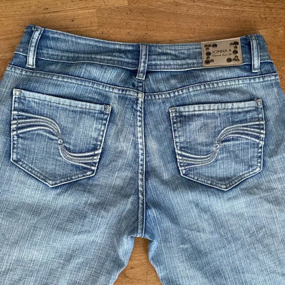 Low waist bootcut vintage jeans med snygga fickor. Hittar ingen storlek men skulle gissa på runt 36. Jag är 165 så jeansen passar dom som är runt min längd :) fråga om ni har frågor . Jeans & Byxor.