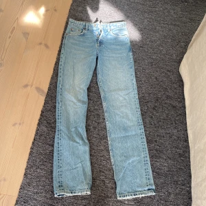 Zara mid waist straight jeans. - Jag säljer nu dessa trendiga jeansen från zara. Köpte dom för cirka ett år sedan men har bara haft på mig dom några få gånger. Kommer inte ihåg helt men tror jag köpte dom 450kr. Skriv om du har frågor eller är intresserad💓.