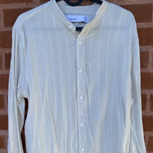 Linneskjorta - Linneskjorta i nyskick från Bershka. Storlek M.