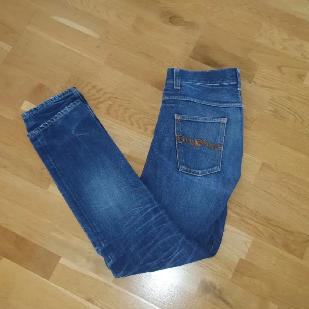 Säljer nu dessa feta nudie jeans som är i helt okej skick, det är en sjukt snygg wash fade på dom och de sitter perfekt på dig som är runt 183-187, skriv jätte gärna vid eventuella frågor. Jeans & Byxor.