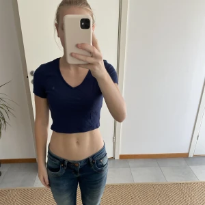 Mörkblå magtröja - Köptes på Shein för ca ett år sedan. Använd en gång och jättebra skick. Ganska tunt material och perfekt för en solig dag. Väldigt stretchiga tyg och jätteskön. 💙