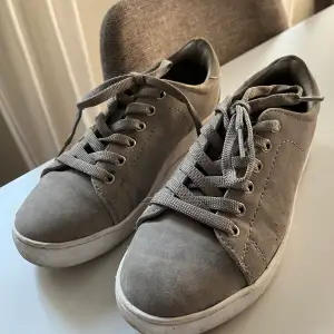 Säljer dessa gråa skorna. De är använda några gånger och det finns några märken på ena skon.