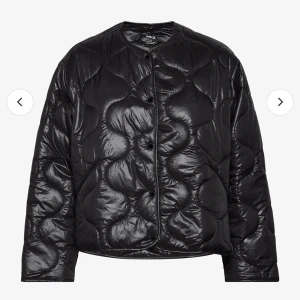 Mango jacka - Superfin jacka ifrån mango, köpt föra vintern men aldrig andvänd!❤️‍🔥