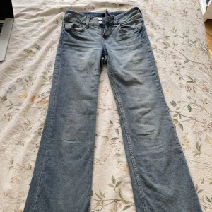 Flare jeans - Low-rise flare jeans från hm med coola fickor. Säljer pga för små. Pris exklusive frakt. 