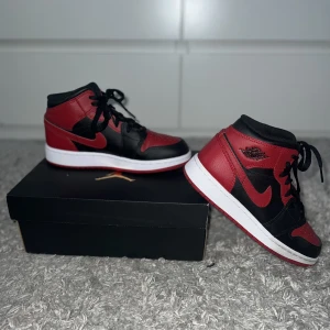 Jordan Mid ”Banned”  - Säljer nu mina dröm skor eftersom de är försmå😭 Använda 1 gång och är i super fint skick. Orginalboxen tillkommer. Tyvärr finns inte kvittot längre då de var ett tag sedan jag köpte dessa.  Nu hoppas jag de kommer till någon som kan använda de ordentligt☺️