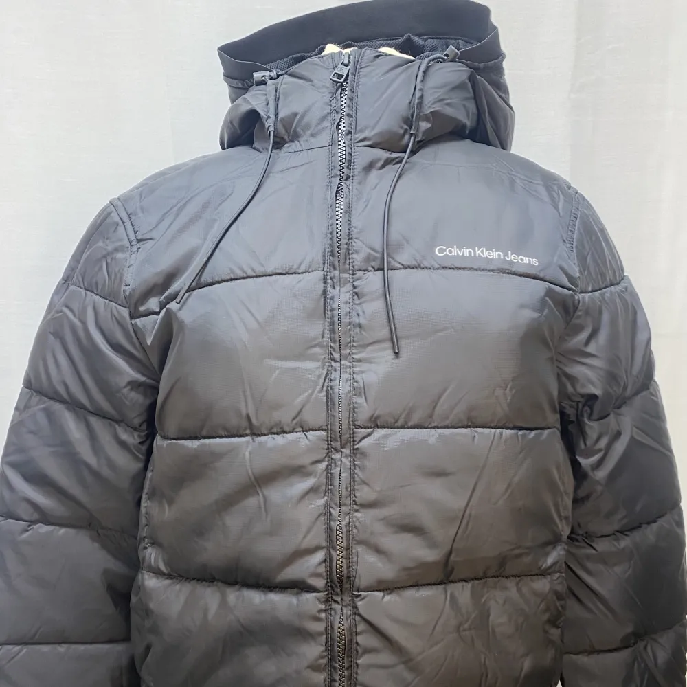 Pufferjacket från Calvin Klein. Den är Unisex. Nypris är 2199. Helt ny och inga defekter. Väldigt varm jacka. . Takit.