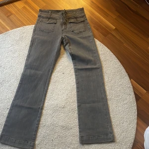 Låg midjade gråa jeans  - Låg midjade gråa super fina jeans med 4 fickor, dem är ifrån märket micha och är storlek 36, dem är inte använda någon gång utan bara köpta och har legat i garderoben, pris kan komma o diskuteras skriv för mer bilder 😊 Nypris: 750  