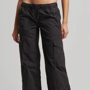 Lågmidjade cargo pants - Säljer dessa lågmidjade cargo pants från superdry köpte för 900kr! Sitter bra på och ger en 00s feeling❣️skriv privat för mer bilder‼️använd gärna köp nu effekten