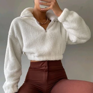 Teddy sweatshirt XS/S - Teddy sweatshirt helt ny, oanvänd. Är egentligen i storlek S men skulle nog passa bättre XS, det är just därför jag säljer den.