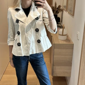 Trekvartsärmad trenchcoat  - Jacka i mycket bra skick, storlek S.