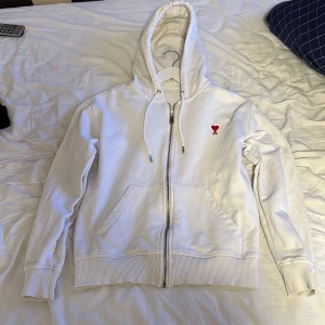 Ami zip hoodie  - Ami De Coeur zip hoodie 9/10 skick knappt använd storlek s passar som xs nypris 2400