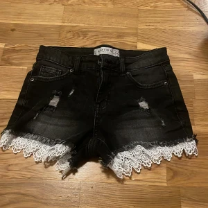 Jeans shorts  - Säljer dessa gulliga jeans shorts då jag aldrig använder dem 💗