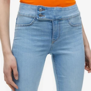 hm jeans - jeans från hm i nyskick (som är helt slut i denna storlek på hemsidan) som sitter lågmidjat, bilder tagna från hemsidan. Kan skicka fler bilder men ej på eftersom de ej passar. Nypris 300, lägg prisförslag. Kika gärna in mina andra annonser.
