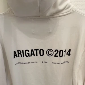 AXEL ARIGATO HOODIE - Hoodie från Axel Arigato i modellen ”London”. Slutsåld på hemsidan och säljs inte längre. Storlek S, oversized, unisex.   Köpt på Plick men satt sådär på mig. Använt men fint skick 🌟  Se sista bilden, dessa fanns där när jag själv köpte hoodien. 