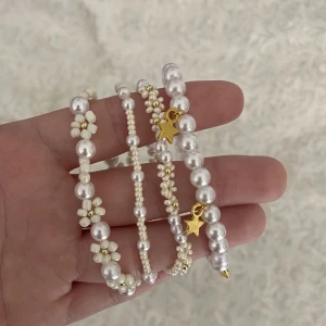 Pärlarmband - De på bilden kostar mellan 27-30kr styck💕Alla på första bilden för 116kr med frifrakt💕Designa fritt vid köp av 4 armband gratis frakt annars ligger frakt på 15kr💕 Hör av er vid frågor❤️