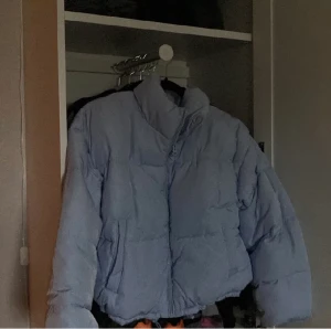 jacka - ljusblå vinterjacka från hm🫶 köpt förra vintern för 399kr o säljer för att den är för stor och den har använts max 5 gånger. inga skador eller fläckar som syns iallafall❤️ storlek L men hade nog passat M också. skriv för mer info eller fler bilder ❤️