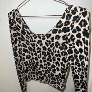 Topp - Snygg långärmad topp från Gina tricot med djup båtringning🐆✨ Storlek S Endast använd 2-3 gånger så är i nyskick