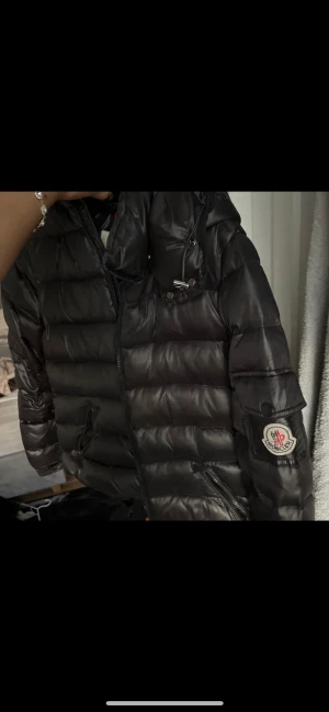Maya moncler - En moncler jacka i strl S passar även M. Använd en hel vinter så dragkedjorna är sönder men går lätt att sätta nya, även lite osynliga skador på insidan av jackan.