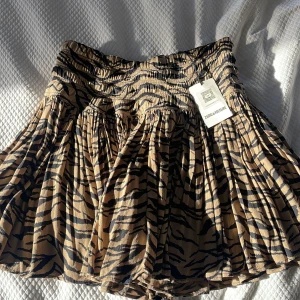 zadig kjol - snygg kjol från zadig voltaire!! aldrig använd med lapp på och allt! Sitter jättefint på och man kan även vika ner den för att göra den lågmidjad och kortare🥰orginalpris: 2595. 