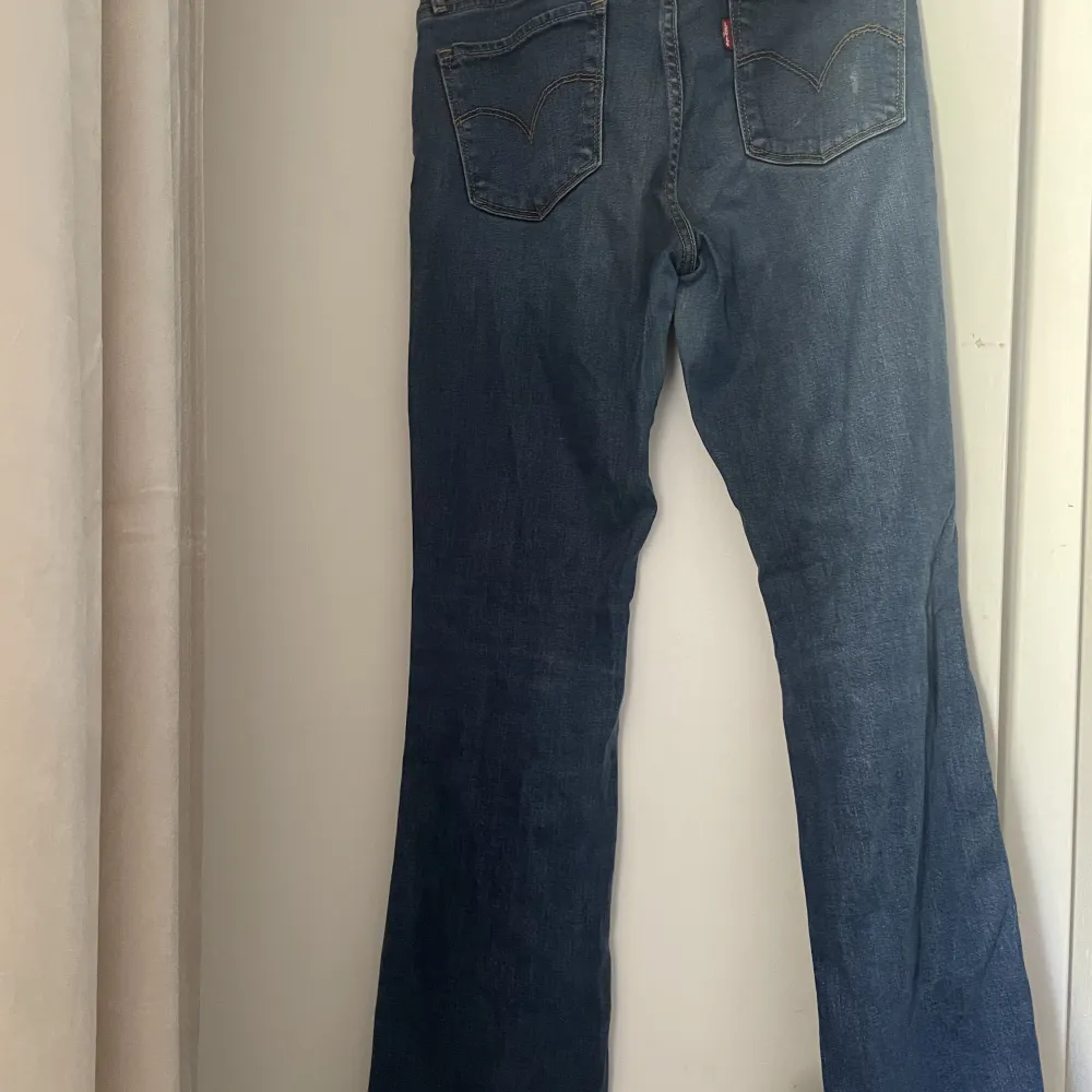 Säljer dessa 715 bootcut jeans från Levis! Väl använda men fortfarande hela och rena💖 storlek 26. Jeans & Byxor.