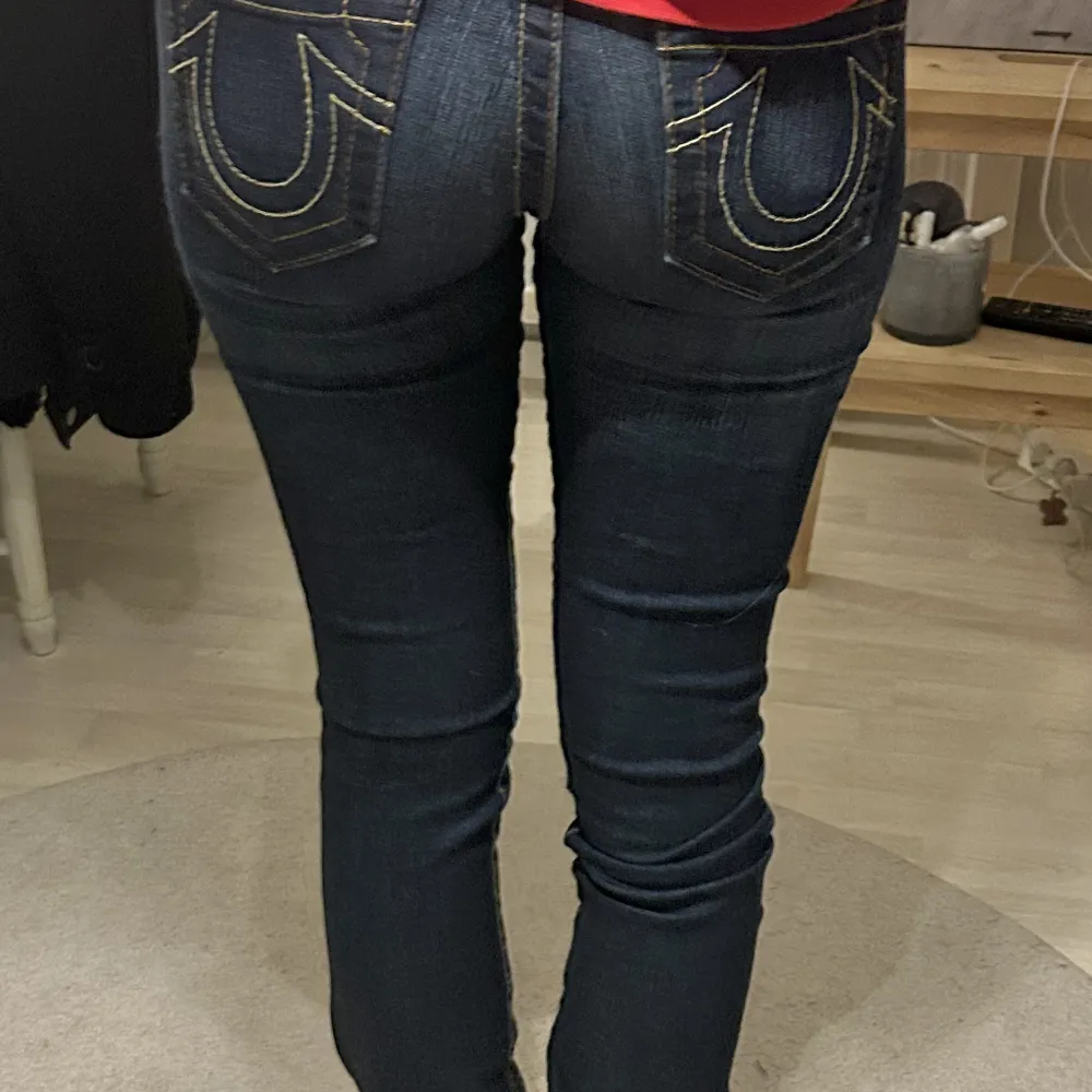 true religion jeans! W24 och skulle chansa på L32. är 167 och har xs/s💞 dom är lite små på mig. Jeans & Byxor.