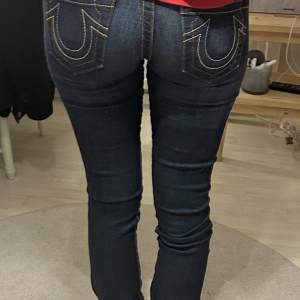 true religion jeans! W24 och skulle chansa på L32. är 167 och har xs/s💞 dom är lite små på mig