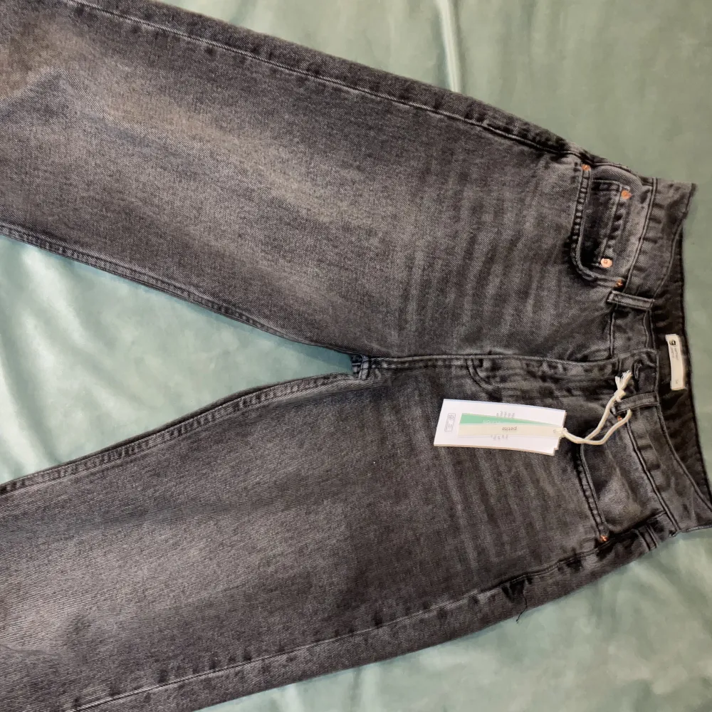 Säljer dessa helt nya 90s petite jeans från Gina tricot, med prislappen kvar i storlek 34 :). Jeans & Byxor.