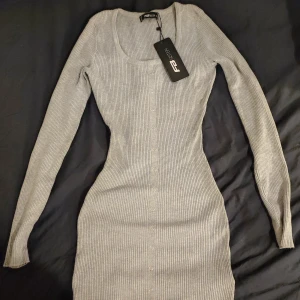 Ny klänning 36 / S - Helt ny sexig klänning med prislapp. Lite tajtare passform men de är ganska stretchig. Slutar ungefär vid mitten av låret. Nypris: 189kr