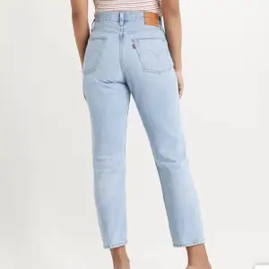 Superfina mid-waist jeans från Levis. Köptes för 1100kr. Använda ett fåtal gånger. Säljer då de är för små💕 längd: 28 (jag är 154 lång och de går ner till golvet på mig). Midja: 23 (minsta storleken). Pris kan diskuteras! 