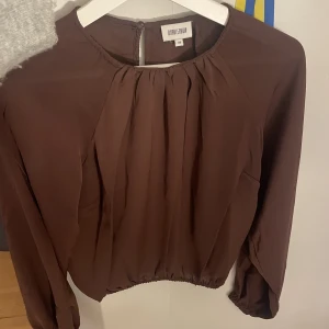 Blus från bubbleroom - Söt blus från bubbleroom, använt få ggr så fint skick, kommer dock aldrig till användning så där av säljer jag den. Bilden visar inte rätt färg, kolla på den sista så ser man mer blusens riktiga färg! 