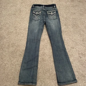 Lågmidjade jeans  - Använd 2-3 gånger väldigt fina men tyvärr lite för små på mig 