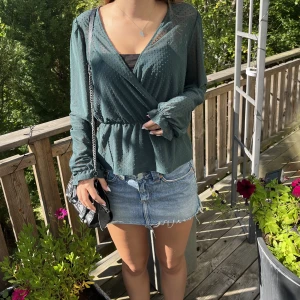 Söt blus från Only - Säljer denna fina blus/topp då den inte längre kommer till användning💗 Den är lite genomskinlig vilket syns på bilden, men går att styla med ett linne under. Den är knappt använd💕