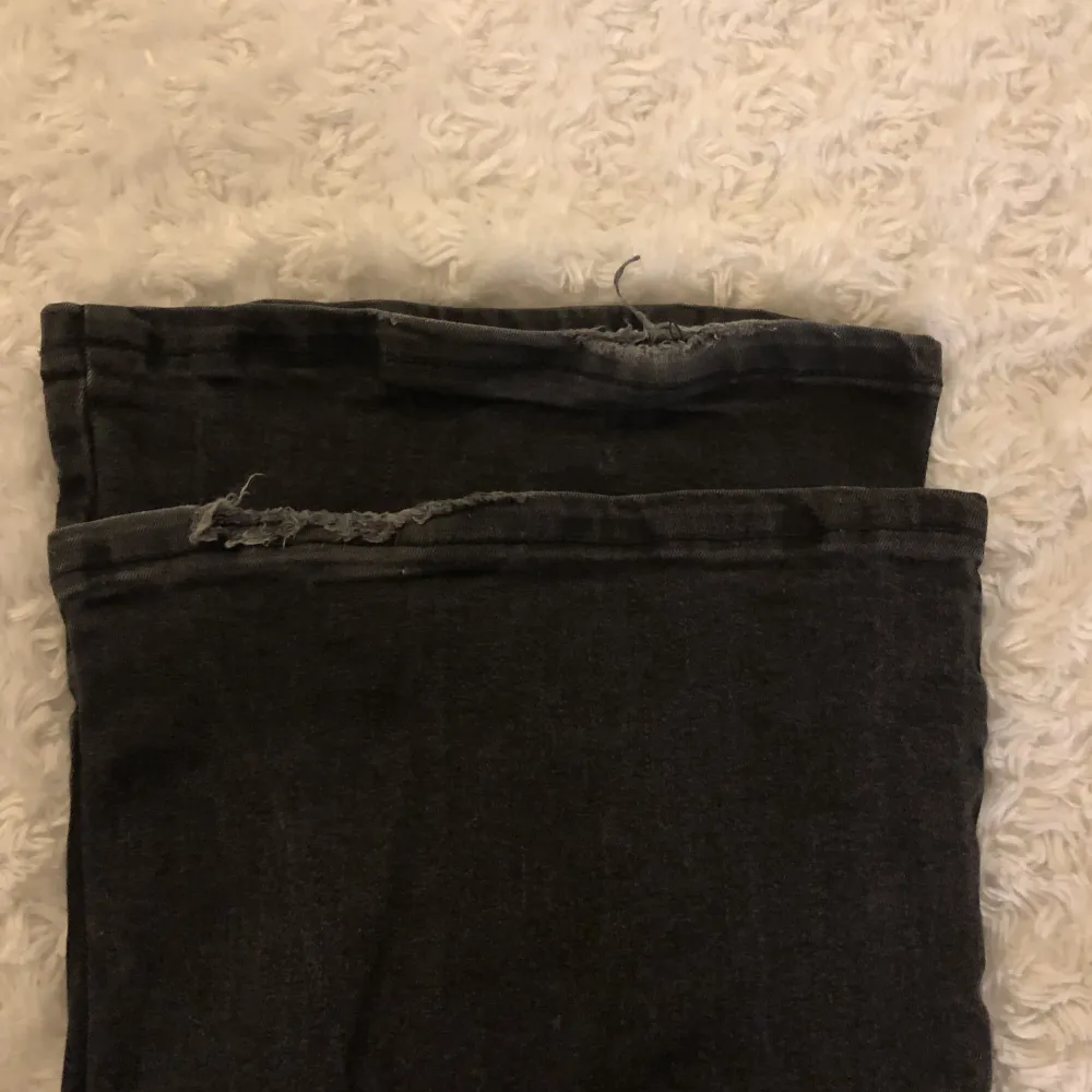 Fina jeans från lager 157 storlek S och det är smale flared. Har används och de har blivit lite missfärgade de är lite mer gråa men det är fortfarande väldigt fina! Och högmidjade!🖤. Jeans & Byxor.