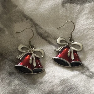 Jul örhängen  - Silver och Röda ”jul” örhängen. Jättesöta klockor med vit roset. Androg använda och i bra skick