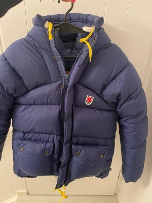 Fjällrävenjacka  - Intressekoll på min fjällrävenjacka som är i nyskick, den tjockare modellen.