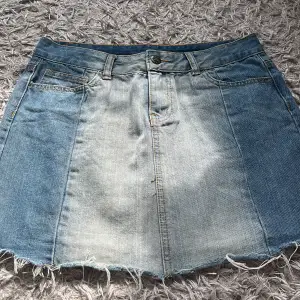En jättefin jeans kjol från uniq young i ett jättefint skick 