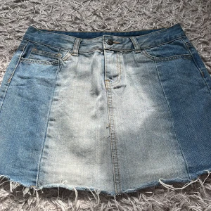 Jeans kjol - En jättefin jeans kjol från uniq young i ett jättefint skick 