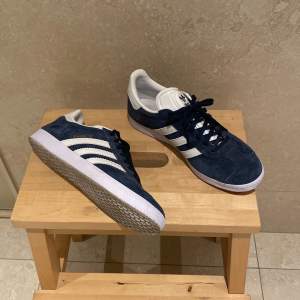 Stilrena adidas gazelle skor