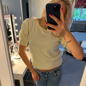 Stickad t shirt - Super söt ljusgul stickad t shirt från minus