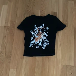 En svart tiger croptop - En jätte fin croptop,kommer i bra skick. Sällan använd och är töjbar