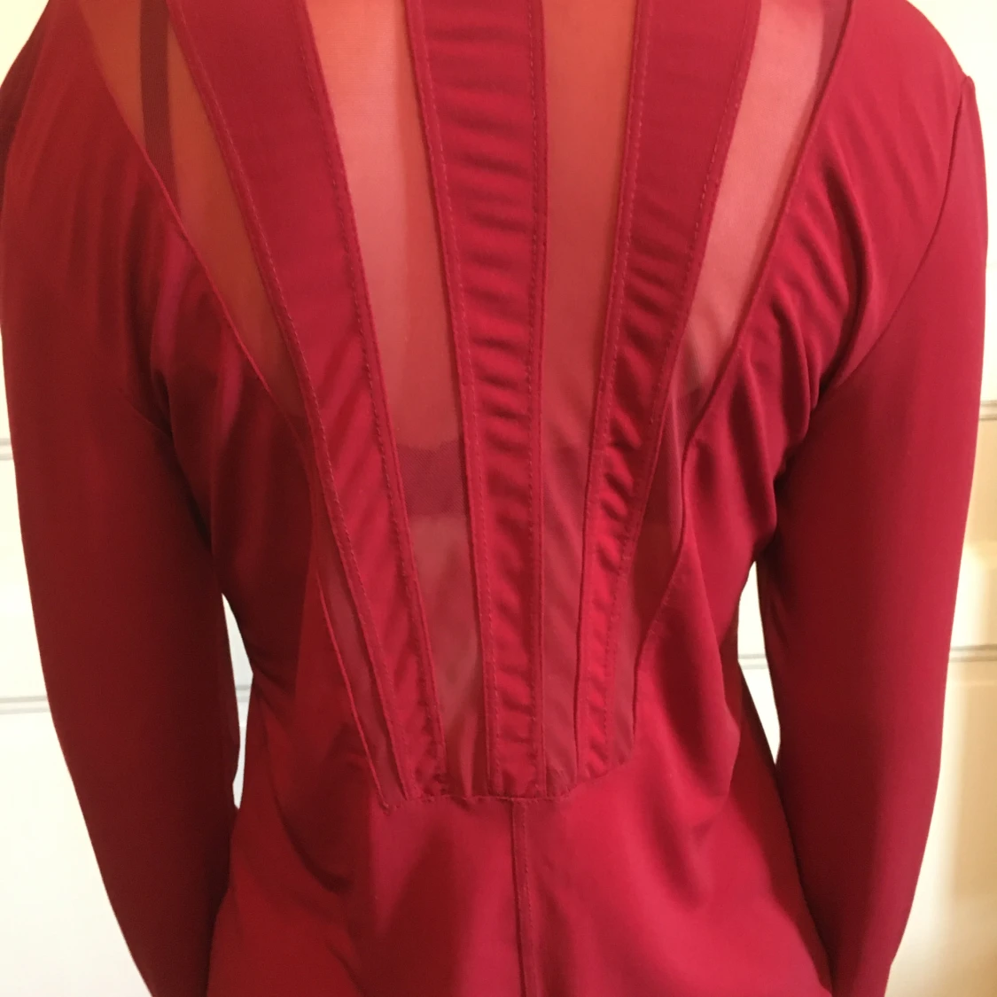 Blus i rött,  med långa armar  - 91