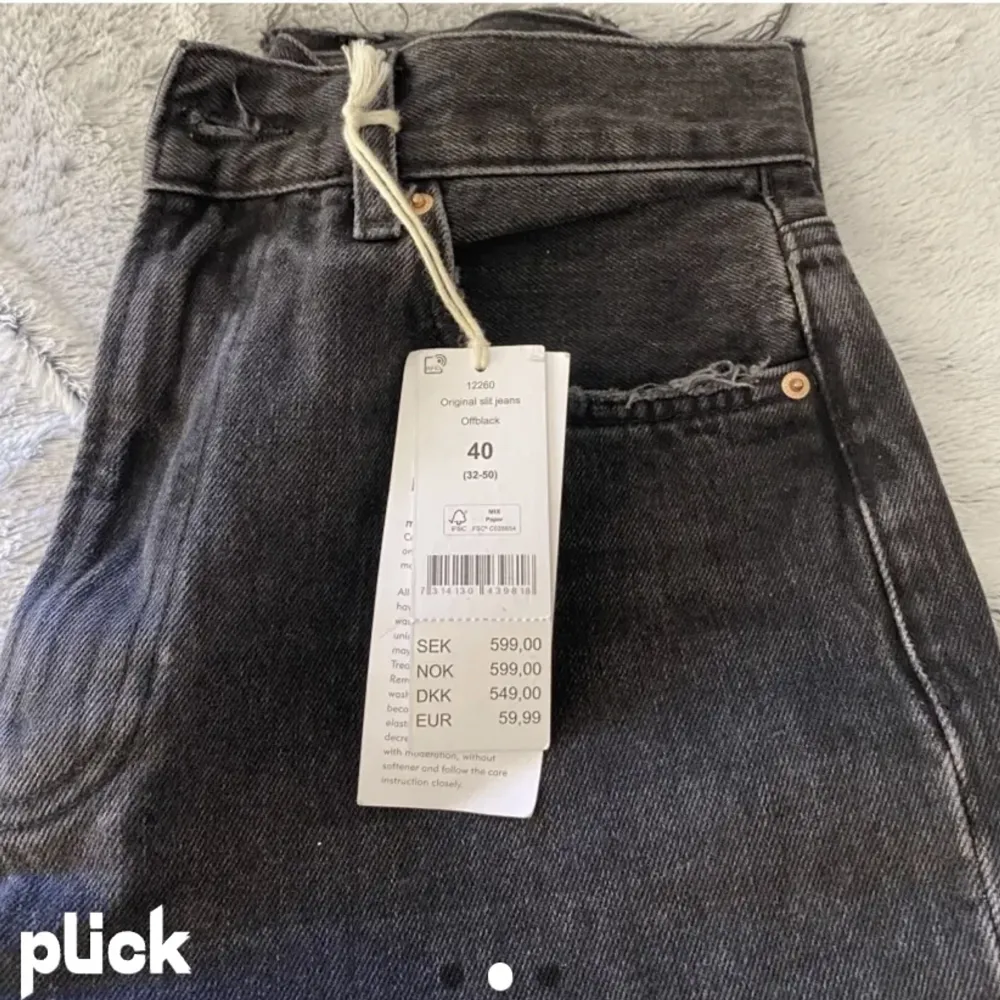 Helt nya jeans med prislapp på. Säljer pga de inte kommer till användning. Orginalpris-599 (pris vid snabb affär kan diskuteras) . Jeans & Byxor.