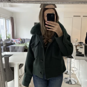Meotine jacka grön - Vill gärna byta min meotine jacka mot en annan färg, hade också kunnat sälja den för ett bra pris då den typ är helt ny ❤️slutsåld på hemsidan! Skriv för mer bilder eller frågor❤️