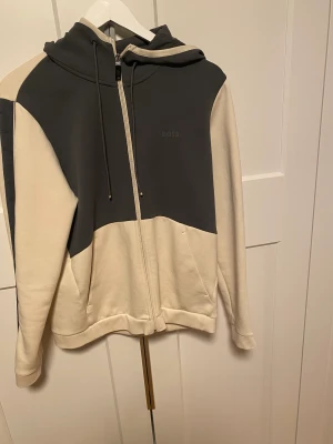 Hugo Boss tröja - Helt ny oanvänd kvitto finns och pris går att diskutera Storlek S 