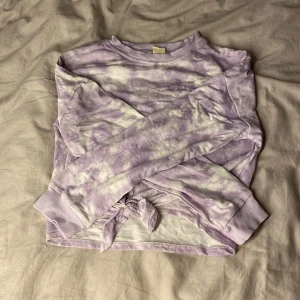 Ljus lila magtröja med knut - Ljus lila magtröja med knut, nästan aldrig använd och är i bra skick.