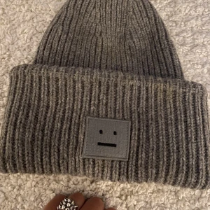Acne Studios Mössa Mörkgrå - Jättefin mörkgrå Acne Mössa i så fint skick! Sparsamt använd under en vinter. Säljer då jag vill köpa en ny i annan färg. Nypris är 1499 och säljer för 825🩷