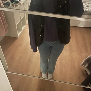 Supercool PU-väst - Denna coola pu-väst kommer tyvärr inte till användning hos mig men är nästintill helt oanvänd. Den är super skön och värmer skönt i höst kylan 🍂