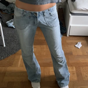 lågmidjade jeans - så coola! midjemått 38cm innerbenslängd 83/84cm
