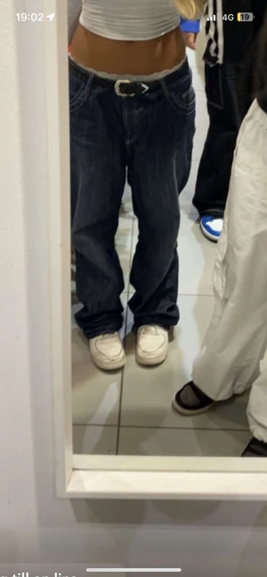 Lågmidjade baggy jeans - Baggy jeans| inga konstigheter, endast trasiga längst nere men annars toppskick. Alla diamanter på fickan är på💞