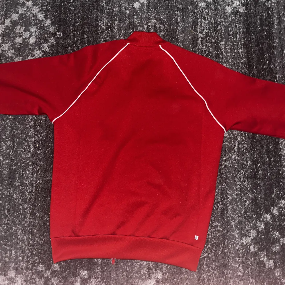 Säljer min adidas zip up, då jag inte använder den längre, size M. Köpt för 900kr Använd ca 7 månader men är i samma skick som när ja köpte den.. Hoodies.